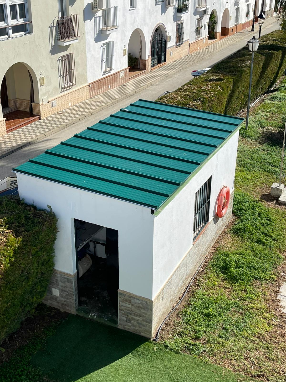 Cuarto auxiliar con cubierta sustituida por panel sandwich en Coria del Río