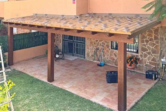 Porche de vivienda cubierto con panel sandwich en Sevilla