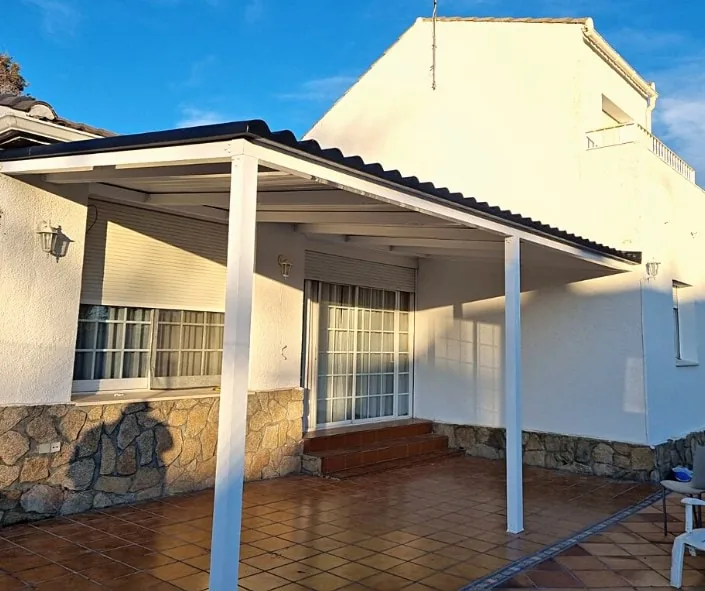 Patio cubierto con panel sandwich en una vivienda de Alcalá de Guadaíra