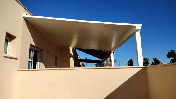 Terraza exterior protegida con panel sandwich