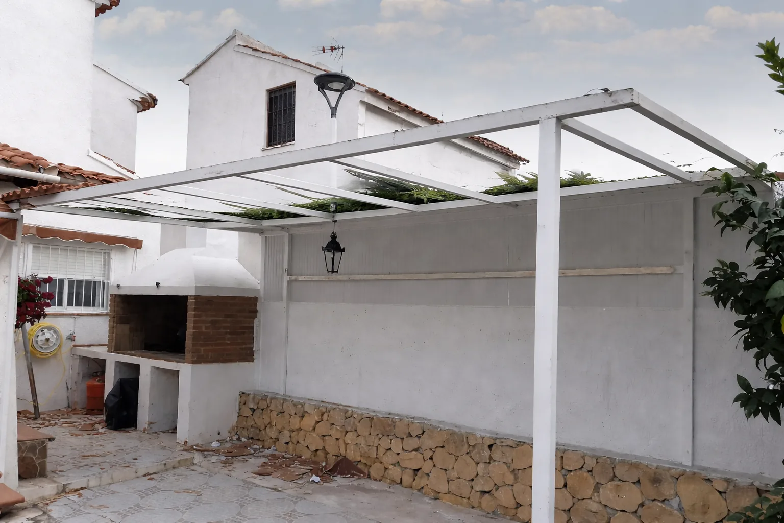 Terraza de vivienda en Sevilla durante la instalación de una cubierta de panel sandwich