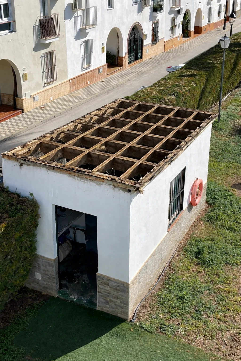 Patio durante la preparación de la estructura para instalar panel sandwich
