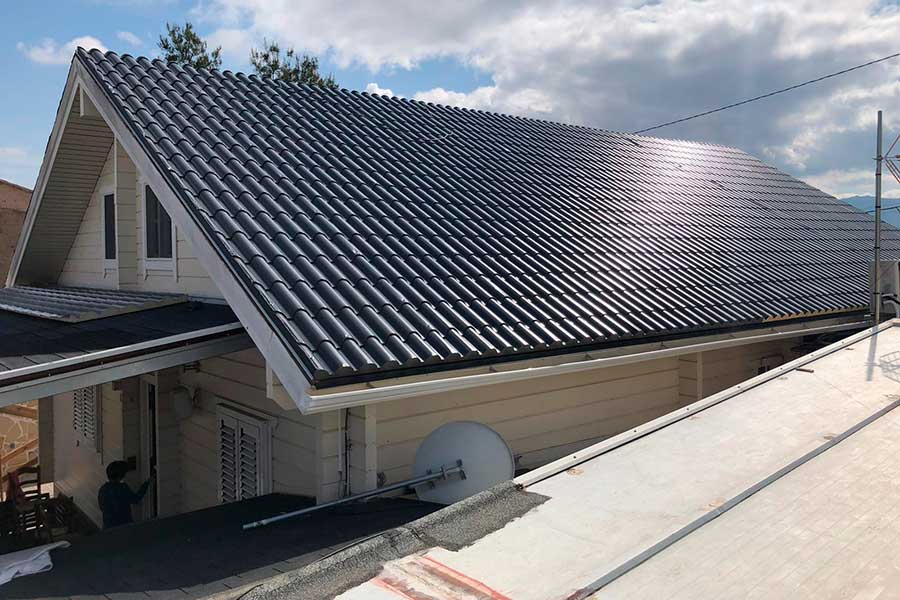 Cubierta de panel sandwich instalada y expuesta al uso exterior