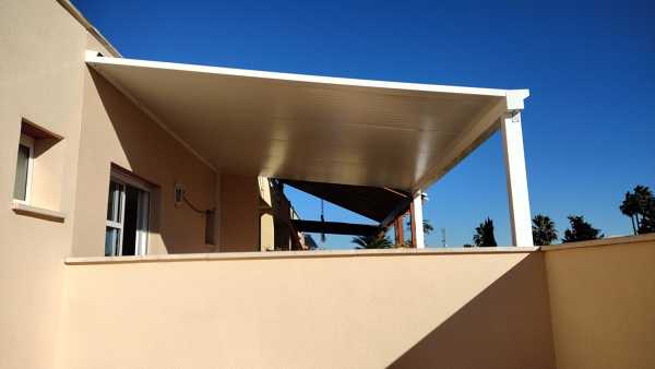 Terraza exterior protegida con panel sandwich