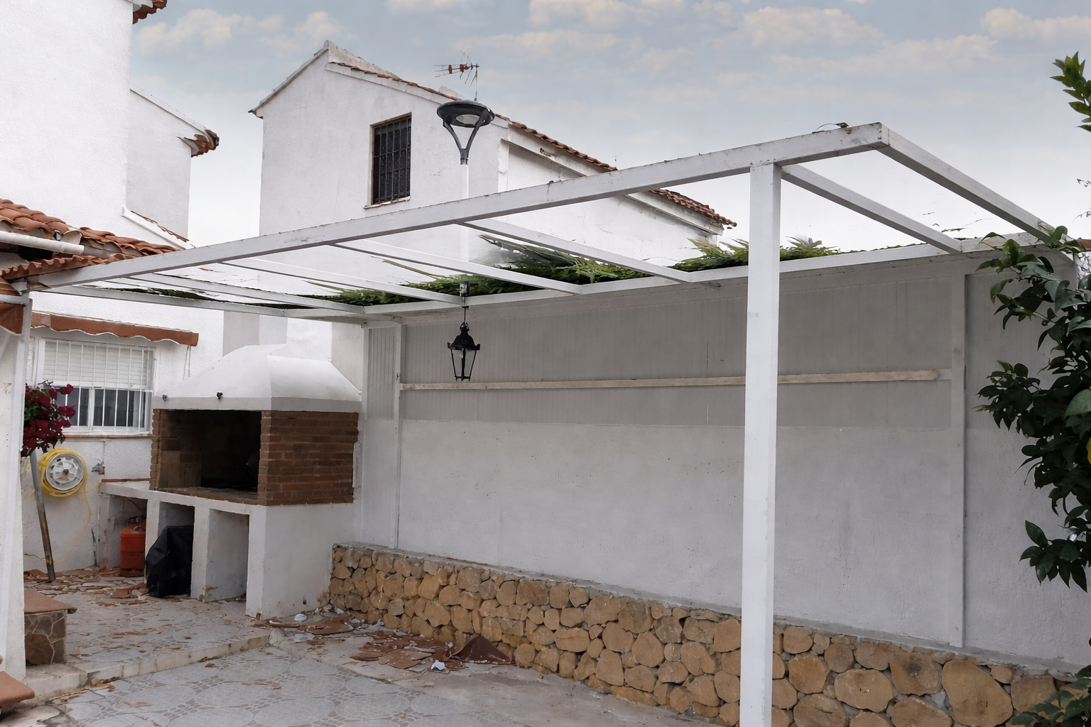 Terraza de vivienda en Sevilla durante la instalación de una cubierta de panel sandwich