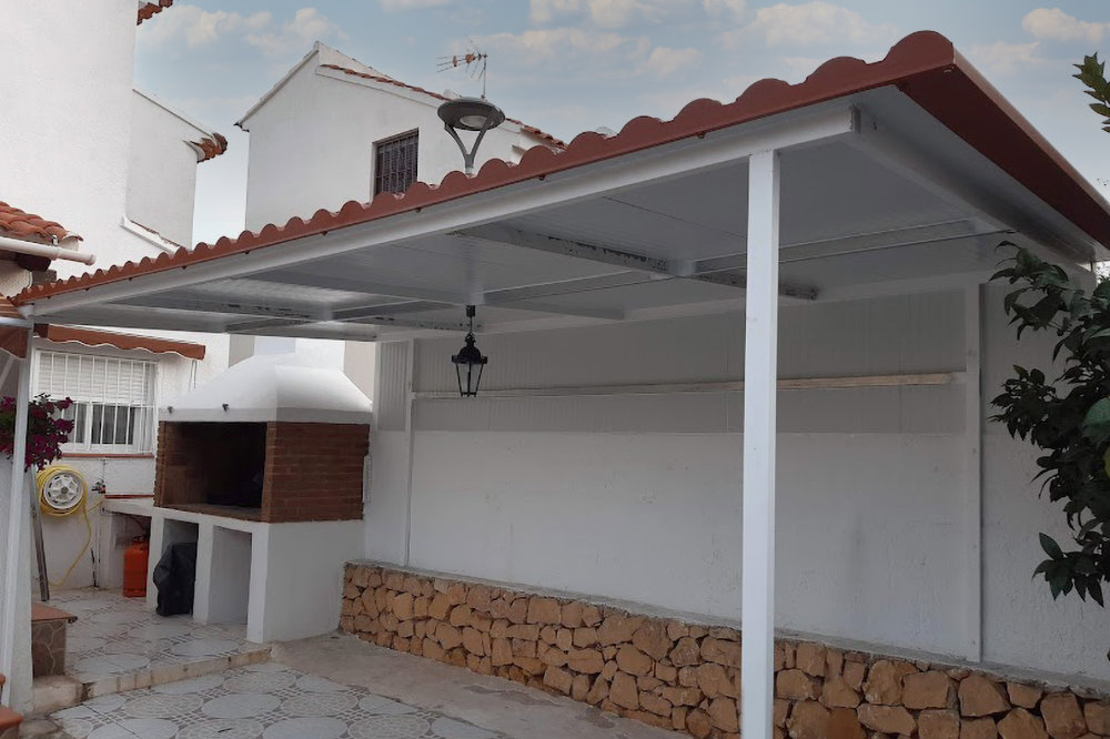 Terraza reformada con cubierta de panel sandwich en Sevilla Este