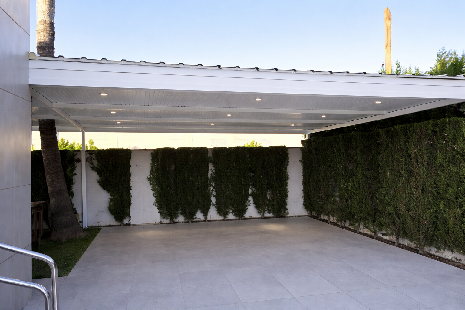 Patio de vivienda protegido con panel sandwich en Alcalá de Guadaíra